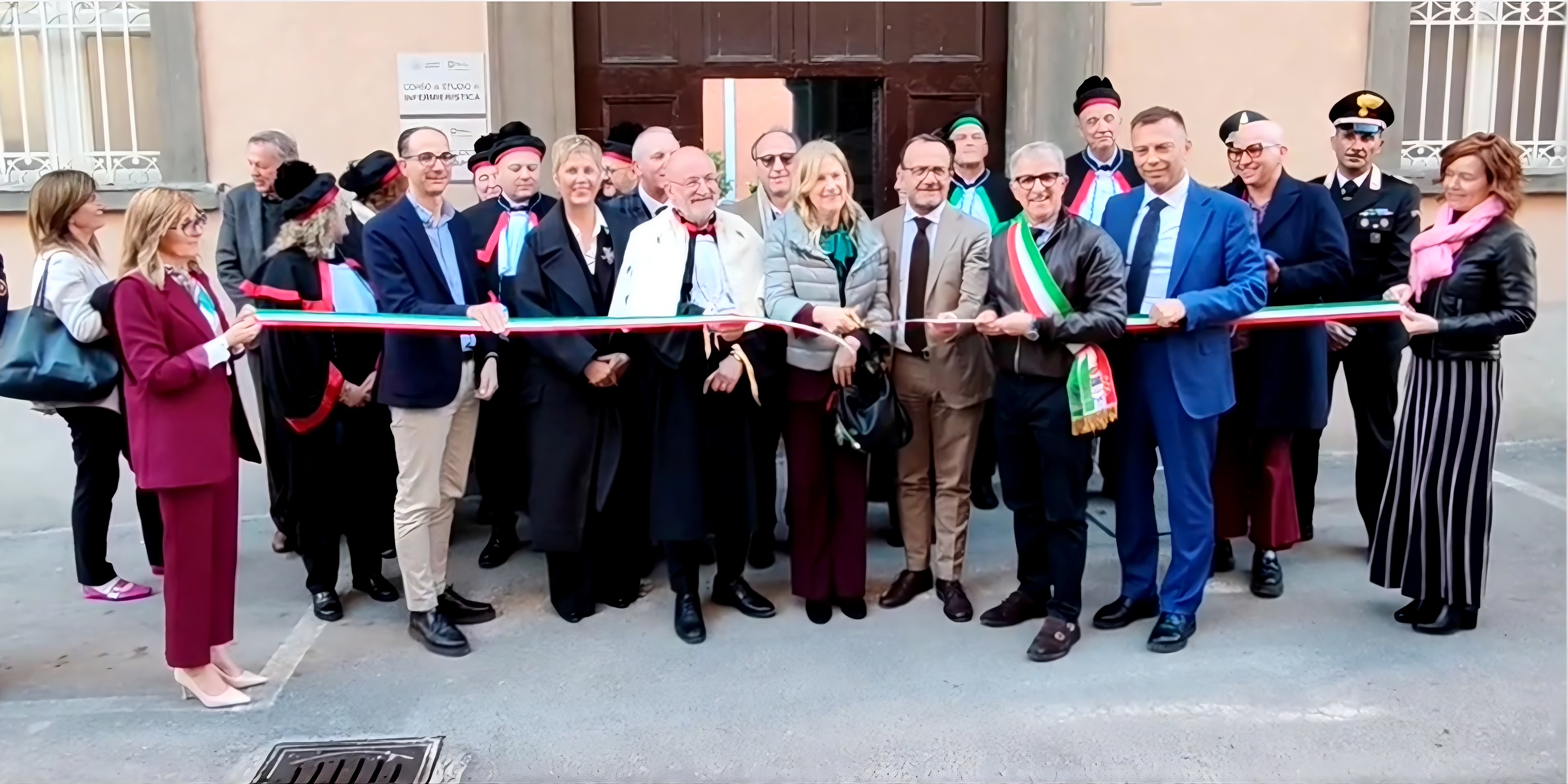 Taglio del nastro per l'inaugurazione di Palazzo Zattini